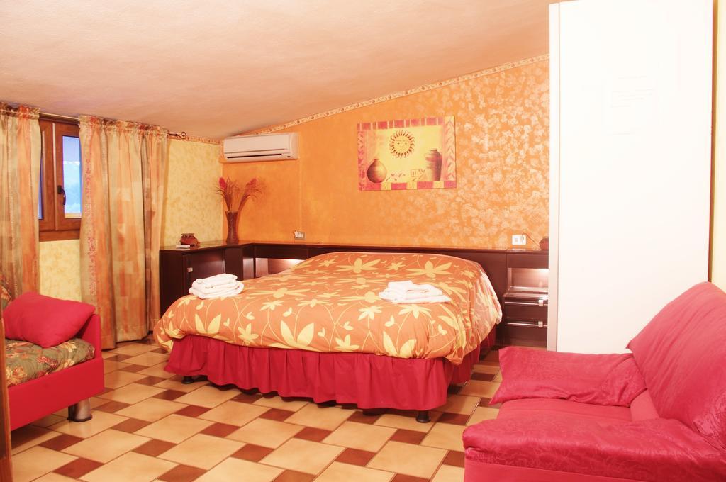 B&B Fantar House Carbonia Ruang foto